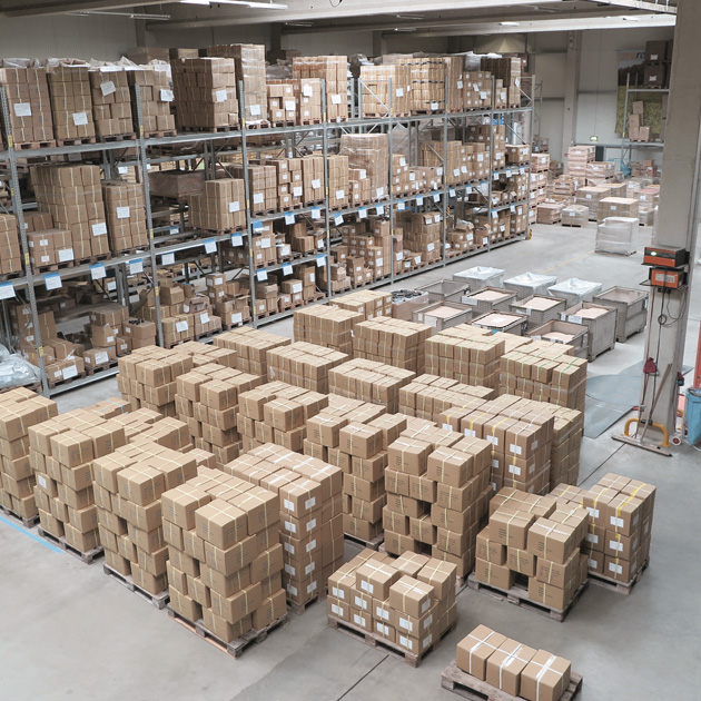 Paller og kasser, der er klar til afsendelse, venter på vareudleveringsområdet