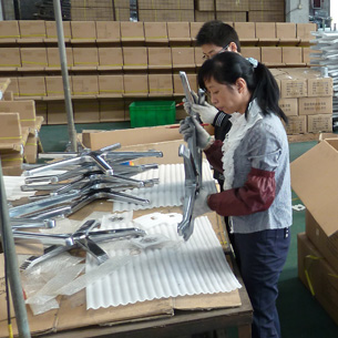Verpacken von Fusskreuzen beim Produktionspartner von proroll 