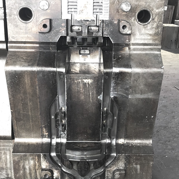 Værktøj til fremstilling af et ryglæn til en drejestol ved trykstøbning af aluminium